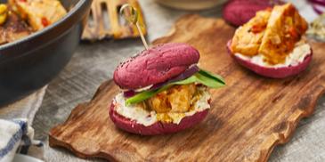 Rosa Mini-Lachsburger auf karibische Art