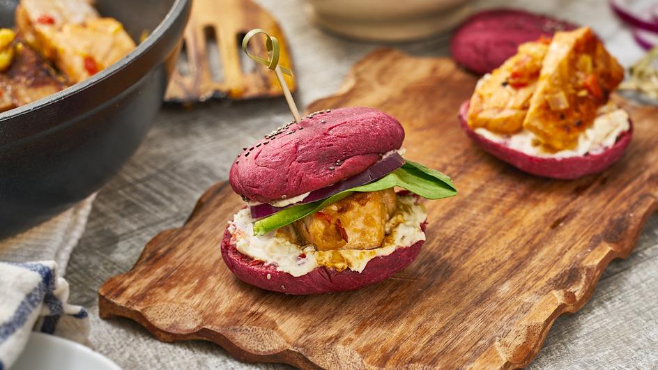 Rosa Mini-Lachsburger auf karibische Art