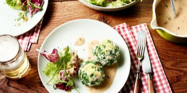 Tiroler Spinatknödel mit Champignon-Sauce