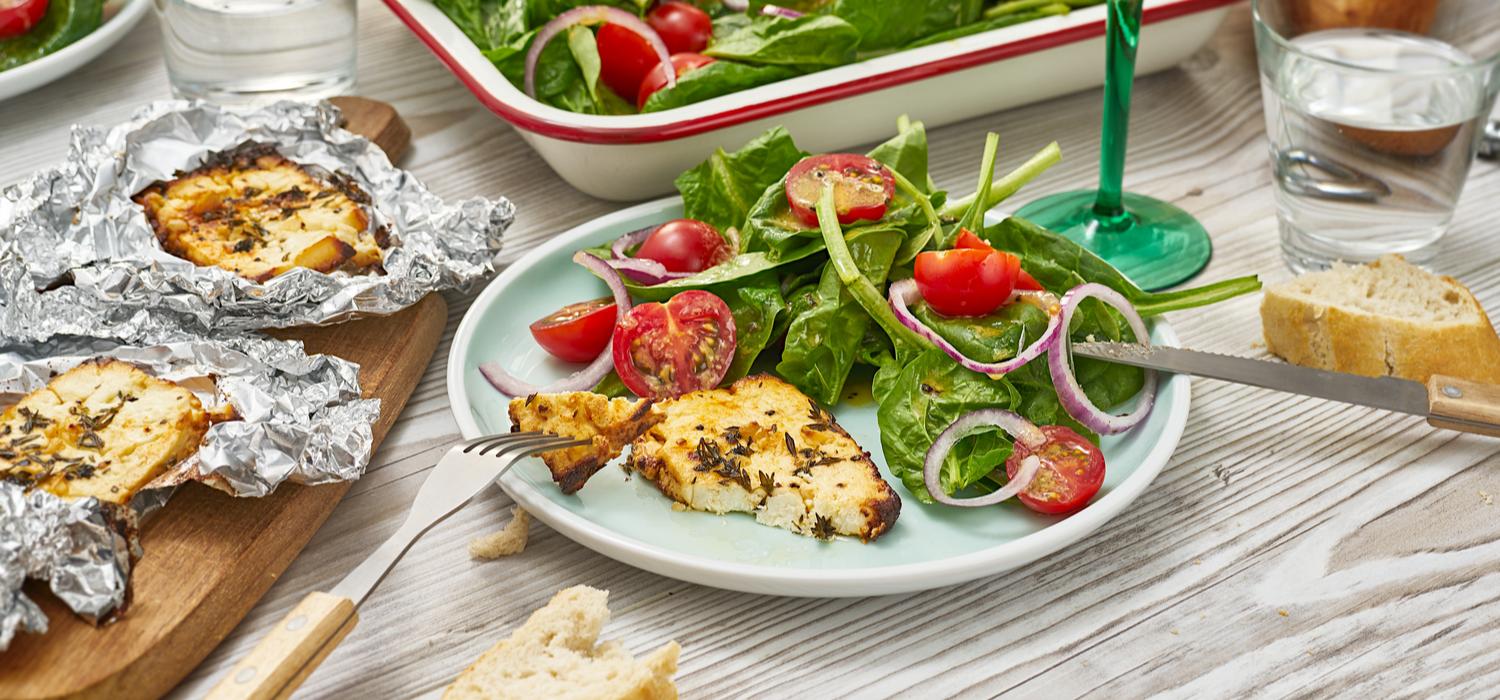 Spinat-Salat mit gegrilltem Schafskäse