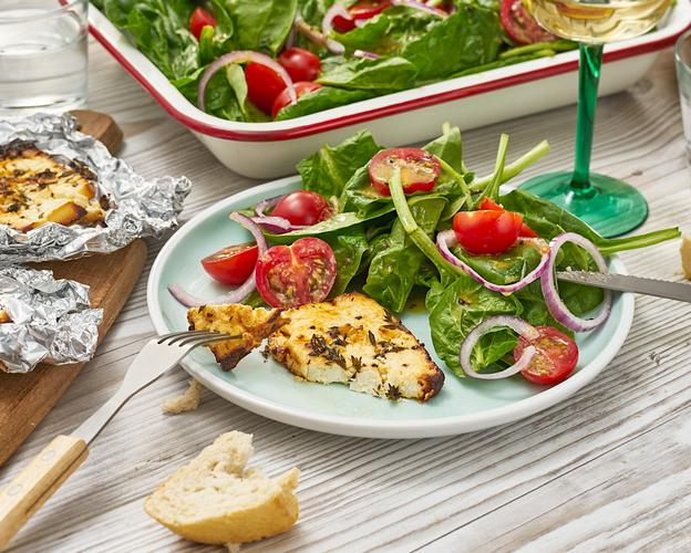 Spinat-Salat mit gegrilltem Schafskäse