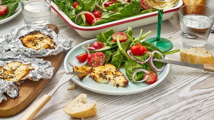 Spinat-Salat mit gegrilltem Schafskäse