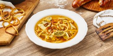 Maultaschen-Flädlesuppe mit gerösteten Zwiebeln