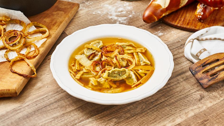 Maultaschen-Flädlesuppe mit gerösteten Zwiebeln