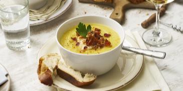 Pastinaken-Cremesuppe mit Amaretto-Crumble