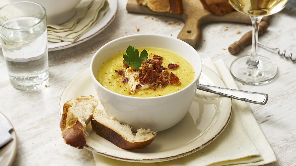 Pastinaken-Cremesuppe mit Amaretto-Crumble