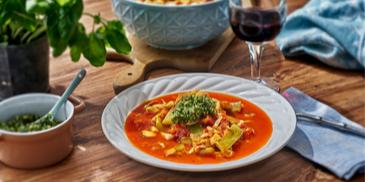 Vegetarische Gemüsesuppe mit Pesto