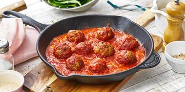 Nussbällchen in Tomatensauce