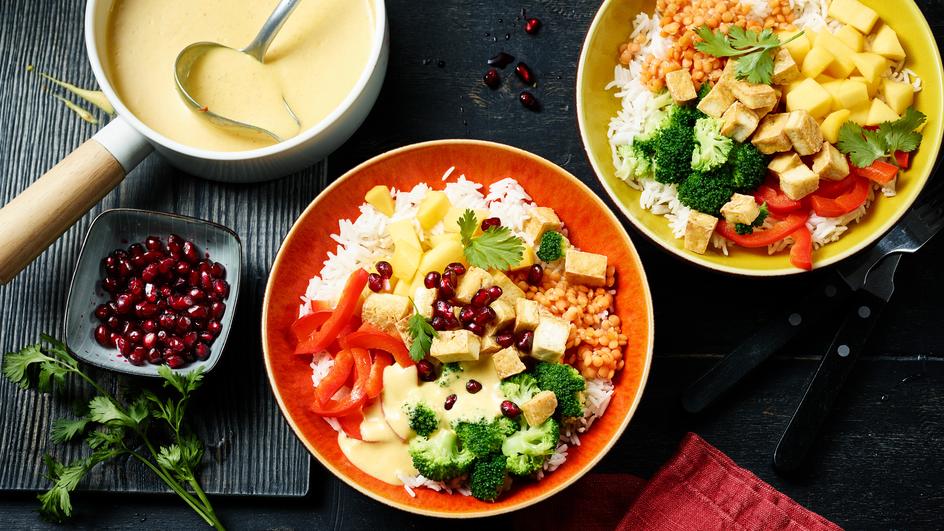 Buddha-Bowl mit fruchtig-scharfer Curry-Sauce