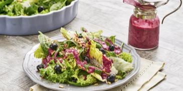 Blaubeer-Dressing mit Salatmix