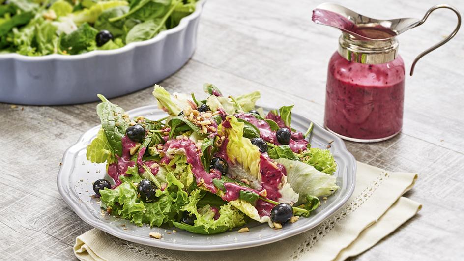 Blaubeer-Dressing mit Salatmix