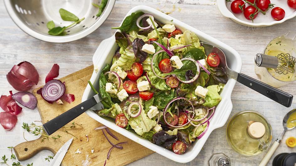 Blattsalat mit Schafskäse