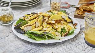 Blattsalat mit Mango und Curryhähnchenbrust