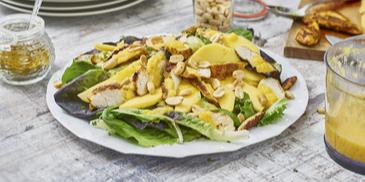 Blattsalat mit Mango und Curryhähnchenbrust