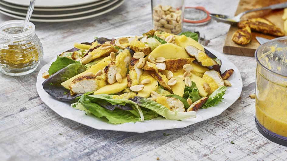 Blattsalat mit Mango und Curryhähnchenbrust
