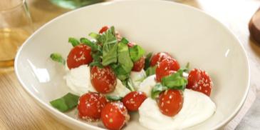 Gefüllter Mozzarella mit Sesam-Tomaten