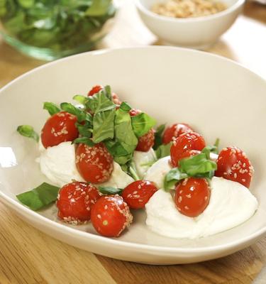 Gefüllter Mozzarella mit Sesam-Tomaten