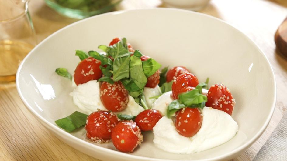 Gefüllter Mozzarella mit Sesam-Tomaten