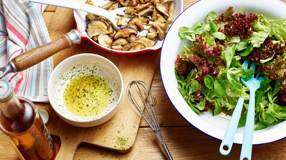 Salat mit gebratenen Pilzen