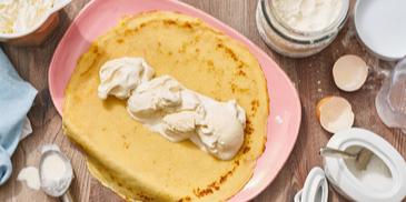 Crêpes mit Eis und Vanille-Sahne