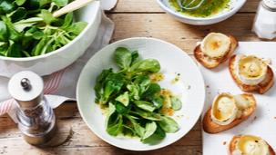 Roter Feldsalat mit gratiniertem Ziegenkäse