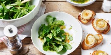 Roter Feldsalat mit gratiniertem Ziegenkäse