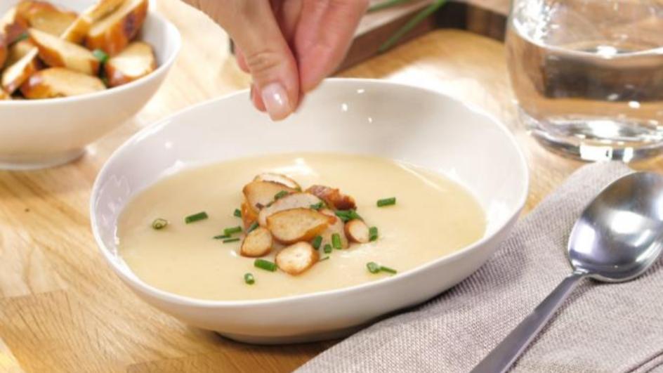 Würzige Kartoffelsuppe mit Brezelcroûtons