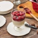 Marzipan-Pannacotta mit Glühkirschen