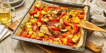 Hähnchenbrust mit Kartoffeln und Gemüse im Backofen