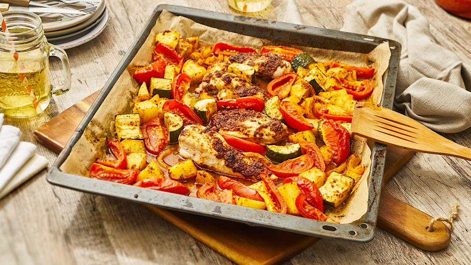 Hähnchenbrust mit Kartoffeln und Gemüse im Backofen