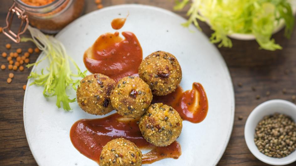 Vegane Quinoa-Linsen-Bällchen mit Hanfsamen