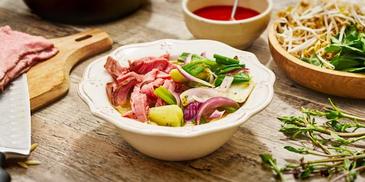 Vietnamesische Pho Bo Suppe mit Roastbeef