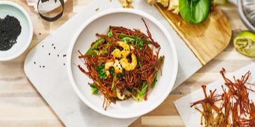 Soba-Nudelsalat mit gebackenen Enoki-Pilzen und Garnelen