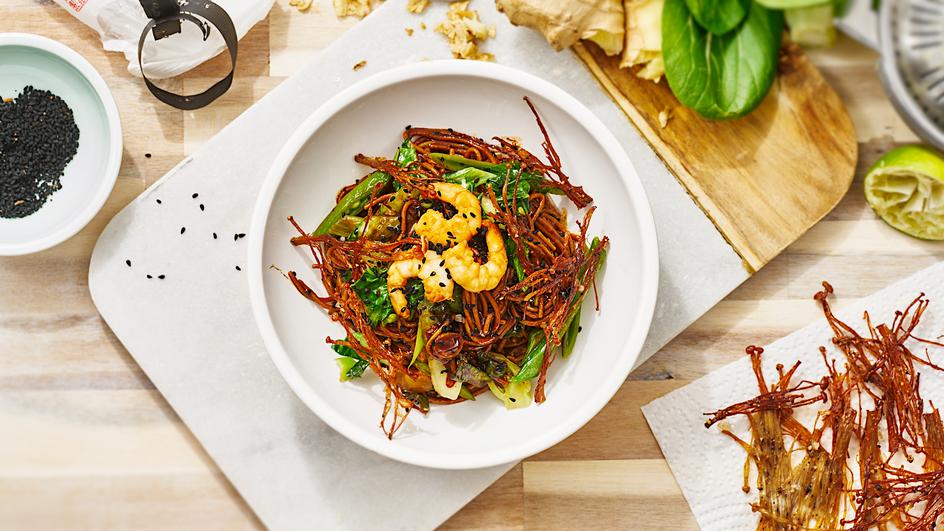 Soba-Nudelsalat mit gebackenen Enoki-Pilzen und Garnelen