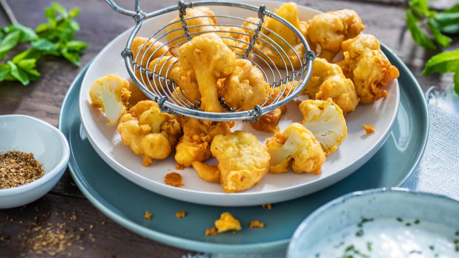 Blumenkohl in Kichererbsen-Tempurateig mit Minze-Dip