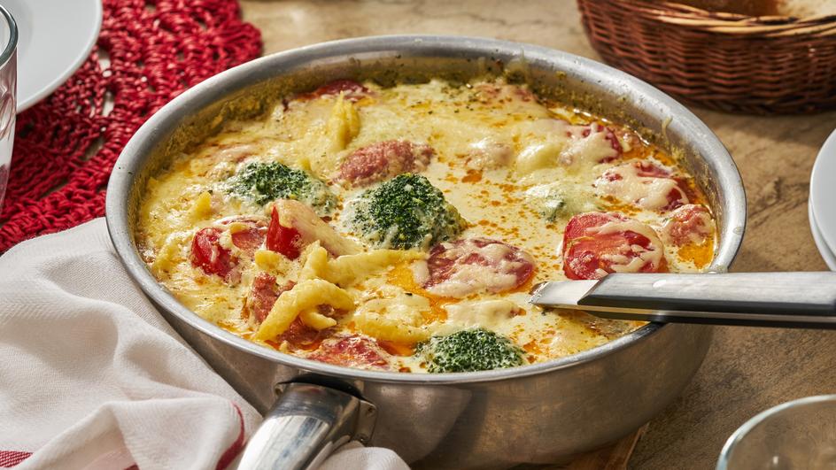 Brokkoli-Spätzlepfanne mit Mettwurst