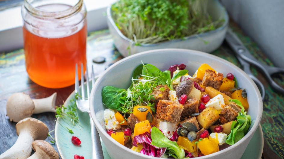 Kürbis-Brotsalat mit gebratenen Kräuterseitlingen