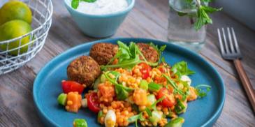 Falafel mit Linsen-Papaya-Salat und Minz-Joghurt