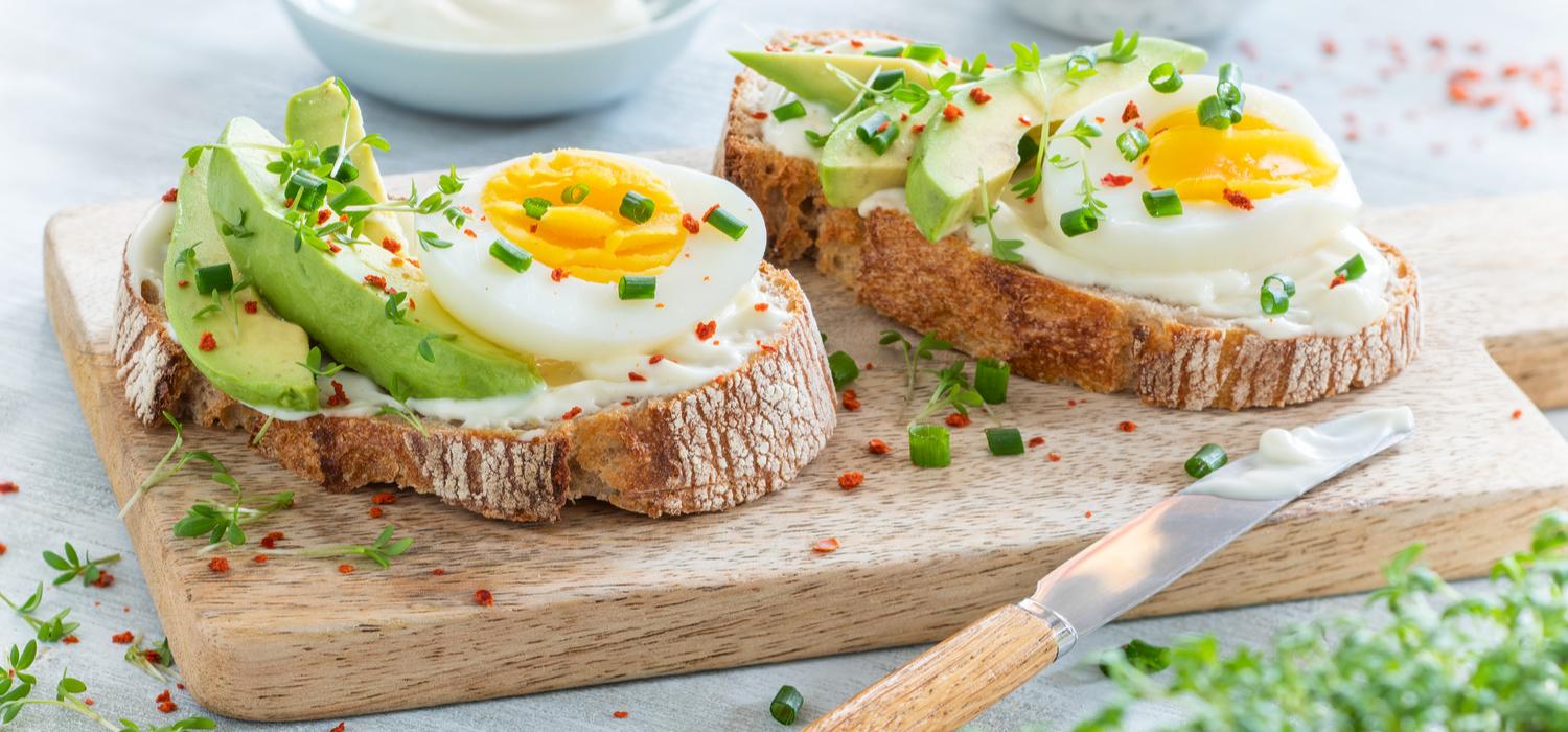 Abendbrot-Stulle mit Avocado und Ei