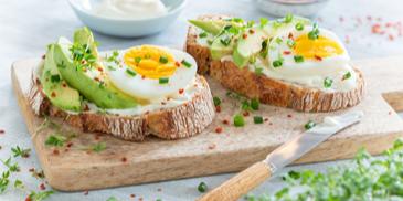 Abendbrot-Stulle mit Avocado und Ei