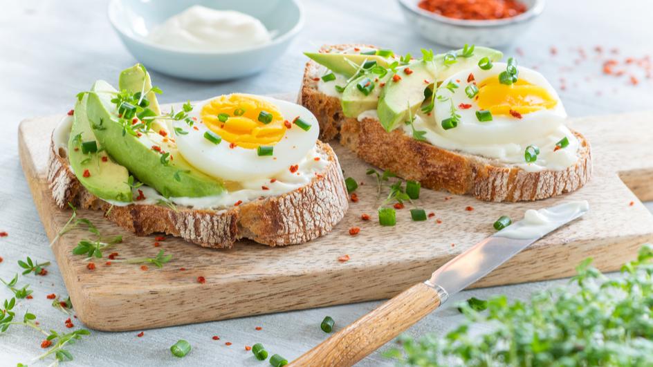 Abendbrot-Stulle mit Avocado und Ei