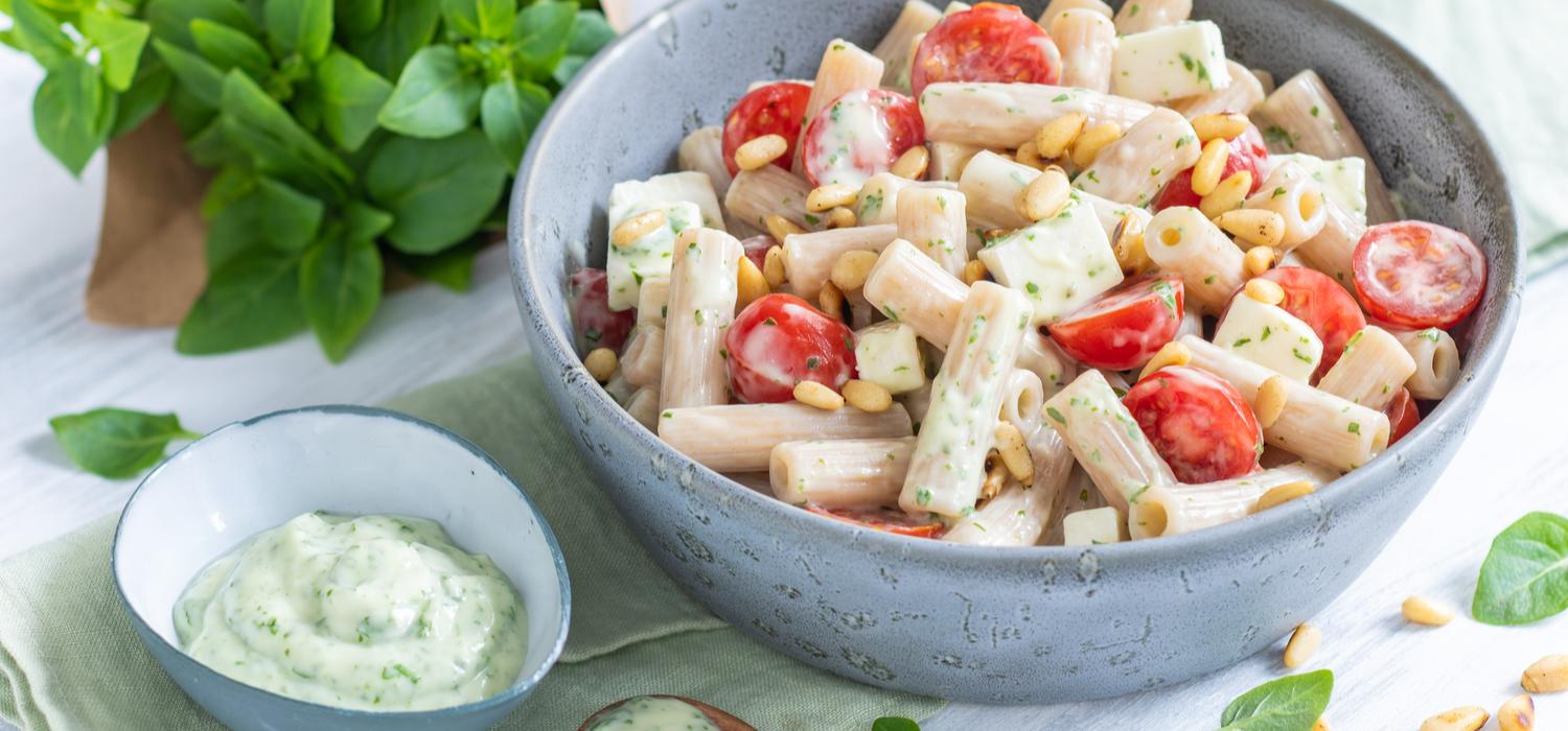 Mediterraner Nudelsalat mit Pestocreme
