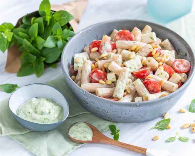 Mediterraner Nudelsalat mit Pestocreme