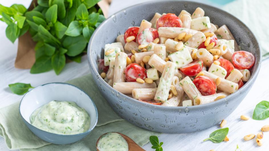 Mediterraner Nudelsalat mit Pestocreme