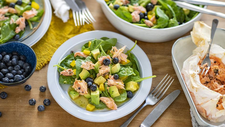 Sommersalat mit gezupftem Lachs