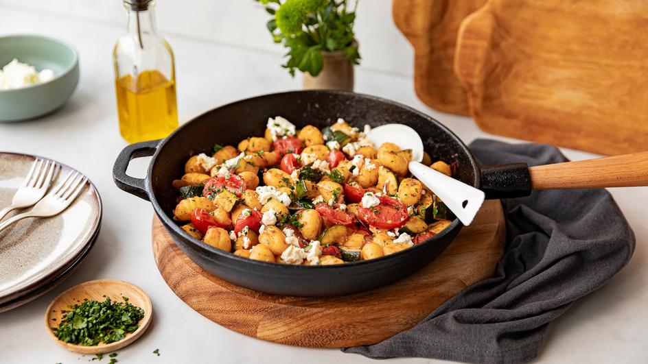 Mediterrane Gnocchi-Pfanne mit Feta