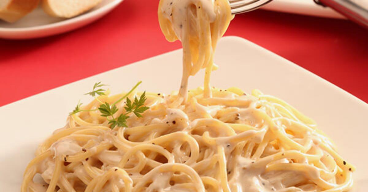 Creamy Spaghetti with MAGGI® Bouillon and NESTLÉ® Media Crema, elegantly plated.