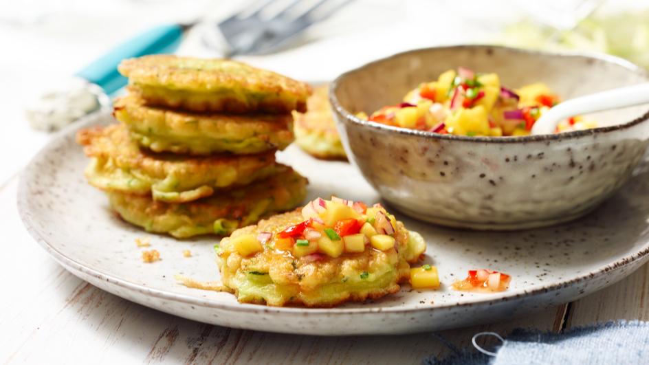 Zucchini-Pancakes mit Mango-Salsa