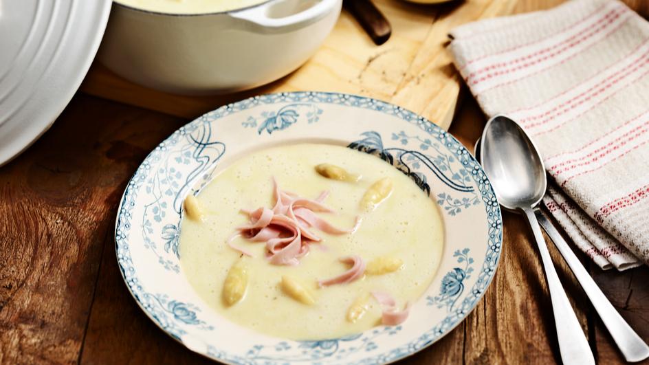 Spargelcremesuppe mit Schinkenstreifen