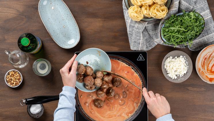 Bandnudeln mit Hackbällchen und Tomaten-Champignon-Sauce